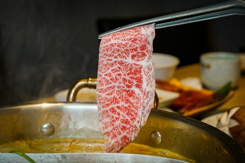 【中壢火鍋推薦】豪華活體海鮮超澎湃,大份量頂級和牛肉盤,還有超浮誇爆卵海膽飯都讓人愛不釋口|芳 海鮮