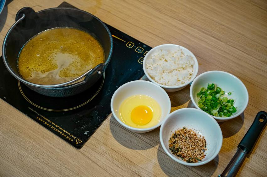 【中壢火鍋推薦】豪華活體海鮮超澎湃,大份量頂級和牛肉盤,還有超浮誇爆卵海膽飯都讓人愛不釋口|芳 海鮮