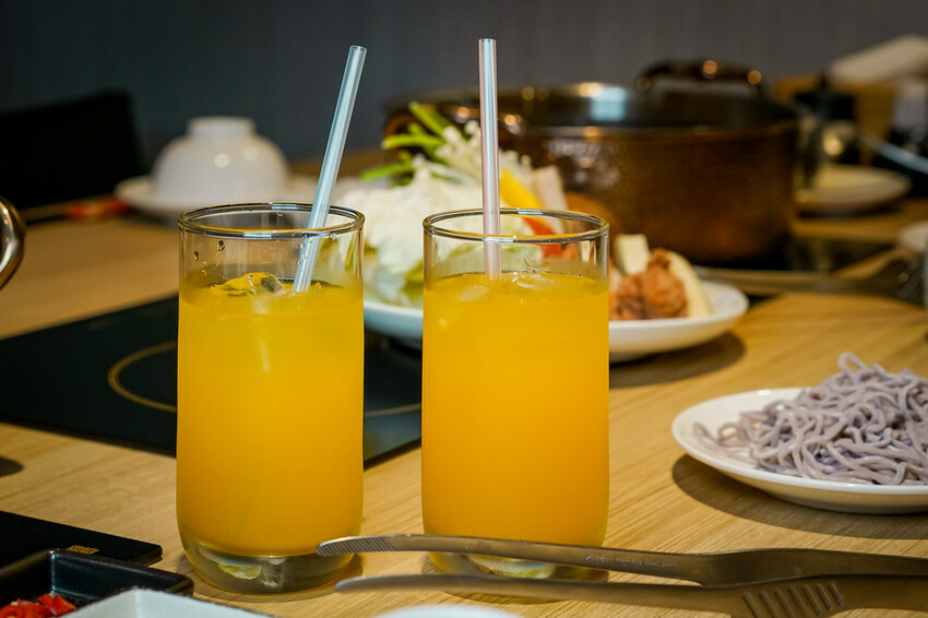 【中壢火鍋推薦】豪華活體海鮮超澎湃,大份量頂級和牛肉盤,還有超浮誇爆卵海膽飯都讓人愛不釋口|芳 海鮮