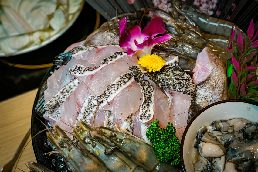 【中壢火鍋推薦】豪華活體海鮮超澎湃,大份量頂級和牛肉盤,還有超浮誇爆卵海膽飯都讓人愛不釋口|芳 海鮮