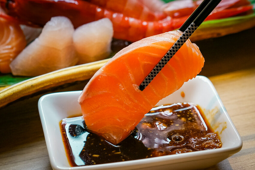 【中壢火鍋推薦】豪華活體海鮮超澎湃,大份量頂級和牛肉盤,還有超浮誇爆卵海膽飯都讓人愛不釋口|芳 海鮮