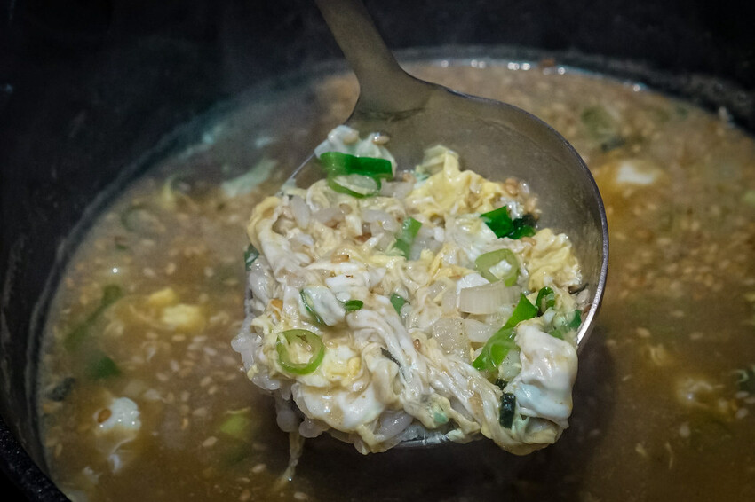 【中壢火鍋推薦】豪華活體海鮮超澎湃,大份量頂級和牛肉盤,還有超浮誇爆卵海膽飯都讓人愛不釋口|芳 海鮮