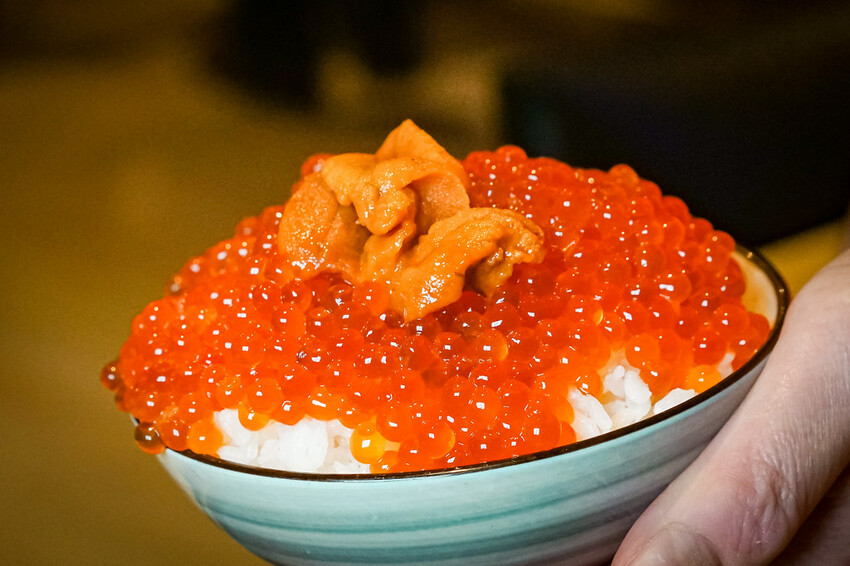 【中壢火鍋推薦】豪華活體海鮮超澎湃,大份量頂級和牛肉盤,還有超浮誇爆卵海膽飯都讓人愛不釋口|芳 海鮮