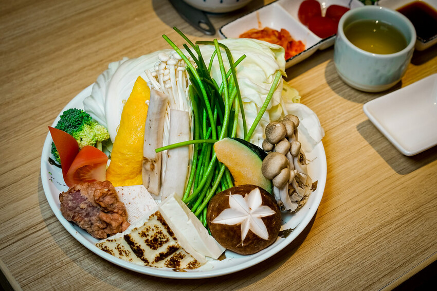 【中壢火鍋推薦】豪華活體海鮮超澎湃,大份量頂級和牛肉盤,還有超浮誇爆卵海膽飯都讓人愛不釋口|芳 海鮮