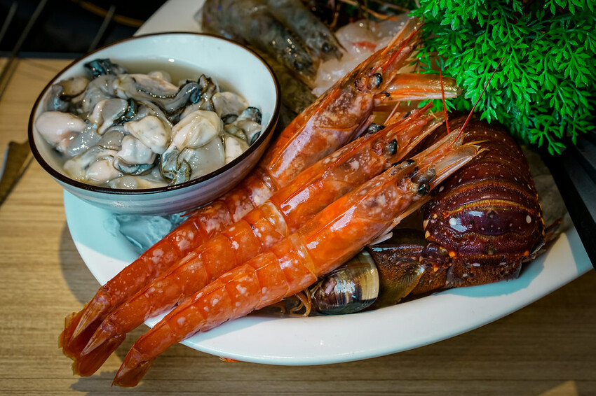 【中壢火鍋推薦】豪華活體海鮮超澎湃,大份量頂級和牛肉盤,還有超浮誇爆卵海膽飯都讓人愛不釋口|芳 海鮮