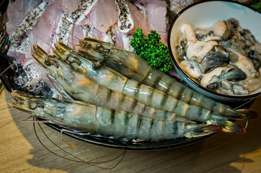 【中壢火鍋推薦】豪華活體海鮮超澎湃,大份量頂級和牛肉盤,還有超浮誇爆卵海膽飯都讓人愛不釋口|芳 海鮮