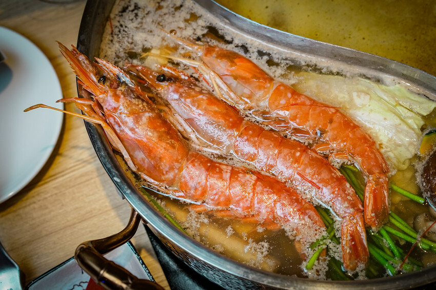 【中壢火鍋推薦】豪華活體海鮮超澎湃,大份量頂級和牛肉盤,還有超浮誇爆卵海膽飯都讓人愛不釋口|芳 海鮮