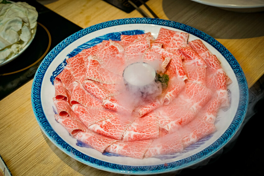 【中壢火鍋推薦】豪華活體海鮮超澎湃,大份量頂級和牛肉盤,還有超浮誇爆卵海膽飯都讓人愛不釋口|芳 海鮮