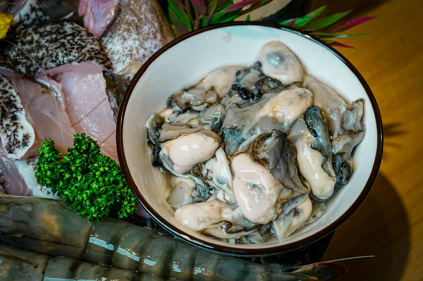 【中壢火鍋推薦】豪華活體海鮮超澎湃,大份量頂級和牛肉盤,還有超浮誇爆卵海膽飯都讓人愛不釋口|芳 海鮮