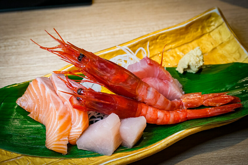 【中壢火鍋推薦】豪華活體海鮮超澎湃,大份量頂級和牛肉盤,還有超浮誇爆卵海膽飯都讓人愛不釋口|芳 海鮮