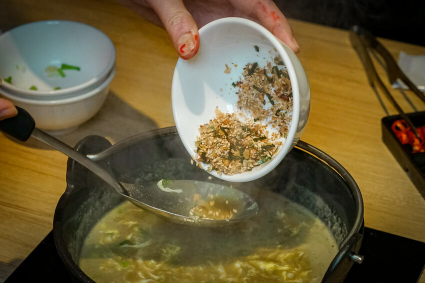 【中壢火鍋推薦】豪華活體海鮮超澎湃,大份量頂級和牛肉盤,還有超浮誇爆卵海膽飯都讓人愛不釋口|芳 海鮮