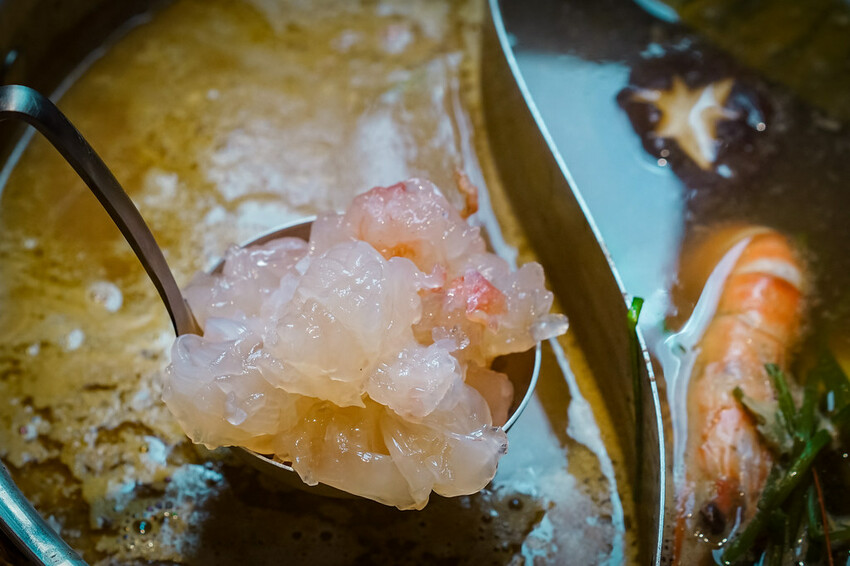 【中壢火鍋推薦】豪華活體海鮮超澎湃,大份量頂級和牛肉盤,還有超浮誇爆卵海膽飯都讓人愛不釋口|芳 海鮮