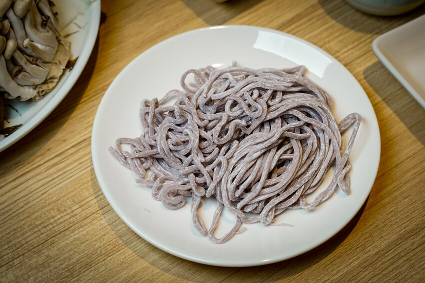 【中壢火鍋推薦】豪華活體海鮮超澎湃,大份量頂級和牛肉盤,還有超浮誇爆卵海膽飯都讓人愛不釋口|芳 海鮮