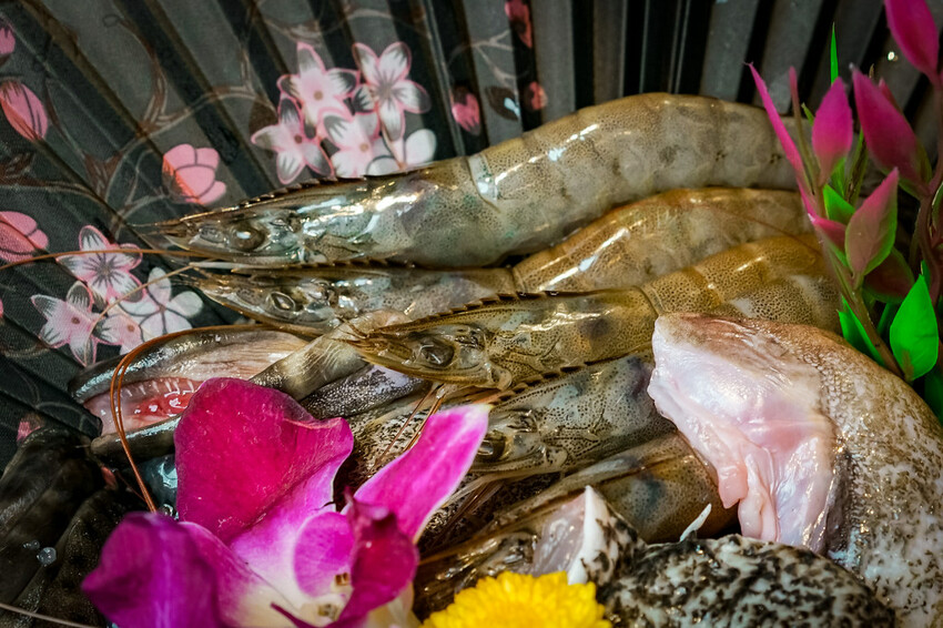 【中壢火鍋推薦】豪華活體海鮮超澎湃,大份量頂級和牛肉盤,還有超浮誇爆卵海膽飯都讓人愛不釋口|芳 海鮮