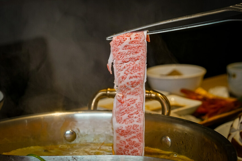 【中壢火鍋推薦】豪華活體海鮮超澎湃,大份量頂級和牛肉盤,還有超浮誇爆卵海膽飯都讓人愛不釋口|芳 海鮮