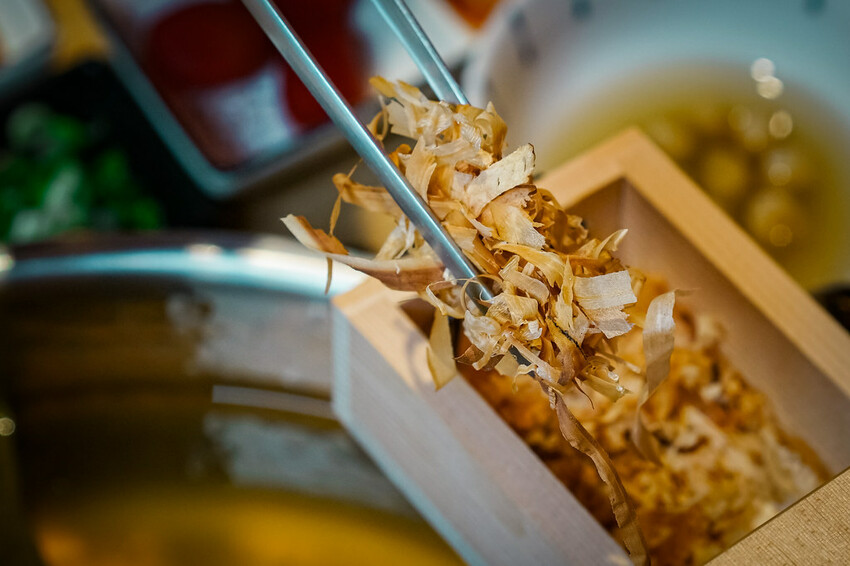 【中壢火鍋推薦】豪華活體海鮮超澎湃,大份量頂級和牛肉盤,還有超浮誇爆卵海膽飯都讓人愛不釋口|芳 海鮮