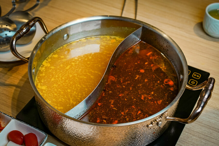 【中壢火鍋推薦】豪華活體海鮮超澎湃,大份量頂級和牛肉盤,還有超浮誇爆卵海膽飯都讓人愛不釋口|芳 海鮮