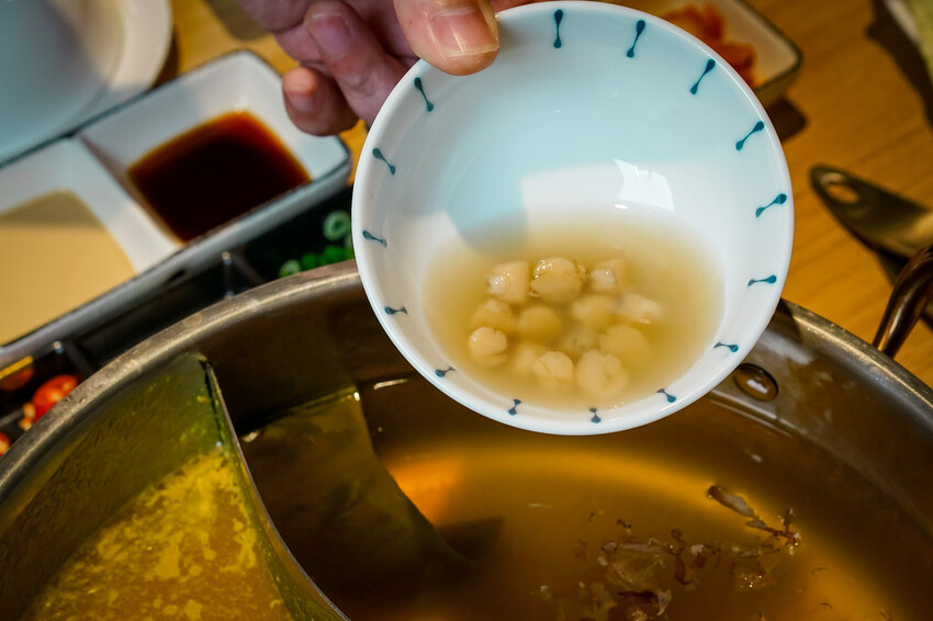 【中壢火鍋推薦】豪華活體海鮮超澎湃,大份量頂級和牛肉盤,還有超浮誇爆卵海膽飯都讓人愛不釋口|芳 海鮮