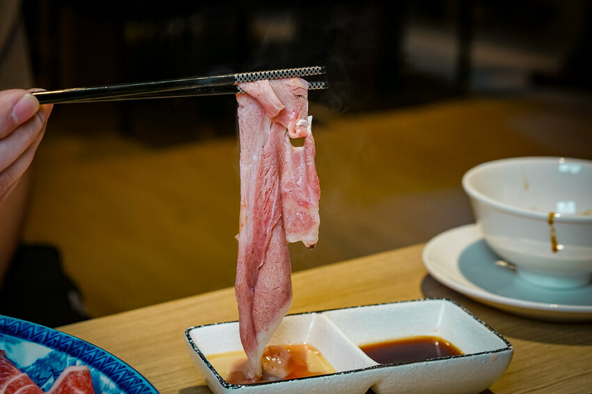 【中壢火鍋推薦】豪華活體海鮮超澎湃,大份量頂級和牛肉盤,還有超浮誇爆卵海膽飯都讓人愛不釋口|芳 海鮮