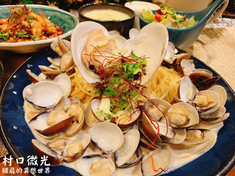 台中超浮誇101海鮮塔進軍逢甲，營業到半夜1點，有小紅書超紅的RIO雞尾酒，最猛雞湯無限暢飲