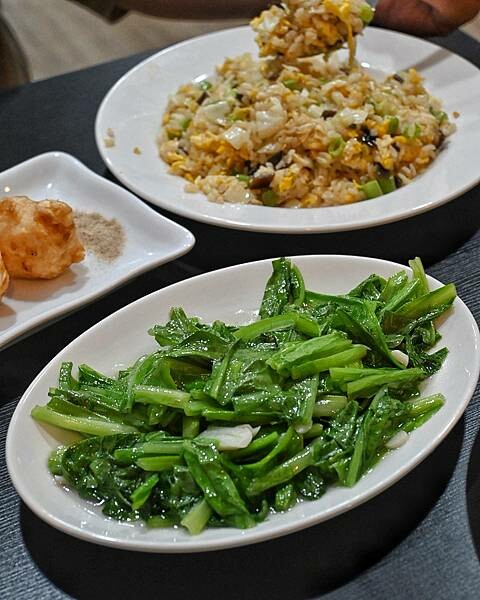 綸炒菜呷飯店｜苓雅區美食｜香噴噴招牌排骨蛋炒飯｜各式熱炒小店