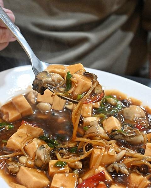 綸炒菜呷飯店｜苓雅區美食｜香噴噴招牌排骨蛋炒飯｜各式熱炒小店