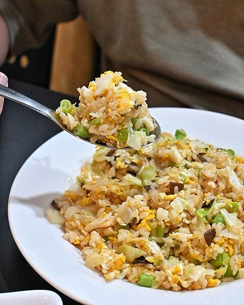 綸炒菜呷飯店｜苓雅區美食｜香噴噴招牌排骨蛋炒飯｜各式熱炒小店