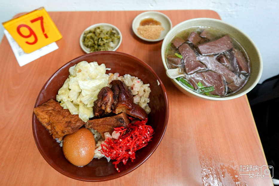 17台北大同區知名老店紅昌吉豬血湯腿庫飯.jpg