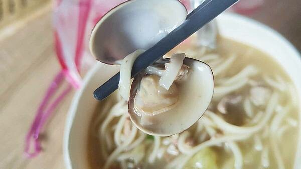 只要６０元就可以吃到超大碗公份量的現炒湯麵～！便宜的價格，配料一點都不馬虎，湯頭更是濃稠又好喝，來這