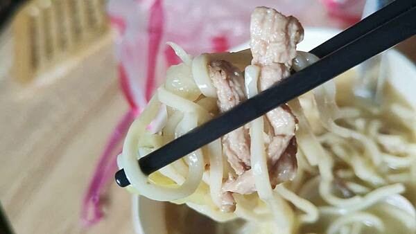 只要６０元就可以吃到超大碗公份量的現炒湯麵～！便宜的價格，配料一點都不馬虎，湯頭更是濃稠又好喝，來這