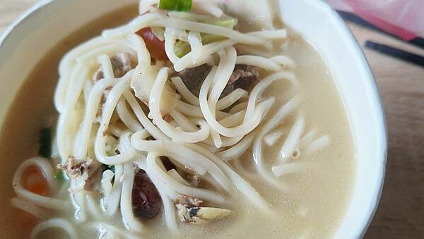 只要６０元就可以吃到超大碗公份量的現炒湯麵～！便宜的價格，配料一點都不馬虎，湯頭更是濃稠又好喝，來這