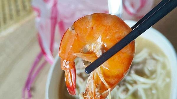 只要６０元就可以吃到超大碗公份量的現炒湯麵～！便宜的價格，配料一點都不馬虎，湯頭更是濃稠又好喝，來這