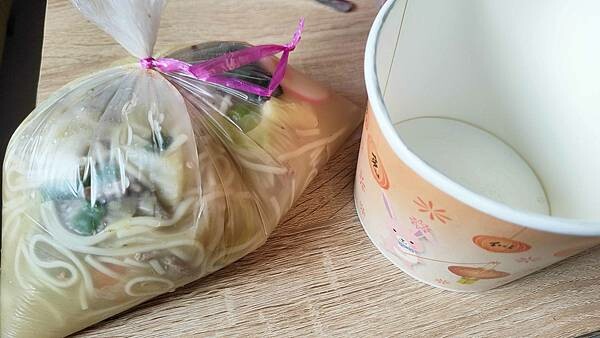 只要６０元就可以吃到超大碗公份量的現炒湯麵～！便宜的價格，配料一點都不馬虎，湯頭更是濃稠又好喝，來這