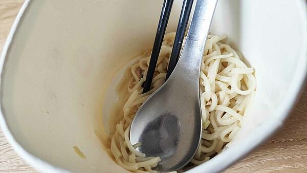 只要６０元就可以吃到超大碗公份量的現炒湯麵～！便宜的價格，配料一點都不馬虎，湯頭更是濃稠又好喝，來這