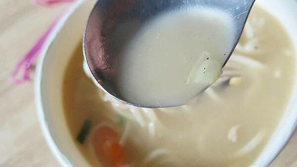 只要６０元就可以吃到超大碗公份量的現炒湯麵～！便宜的價格，配料一點都不馬虎，湯頭更是濃稠又好喝，來這