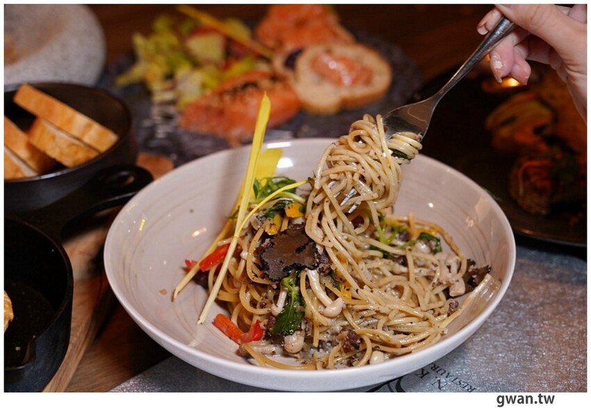 隱身商辦大樓的低調餐酒館，居然把羅氏秋水茶放進調酒裡！