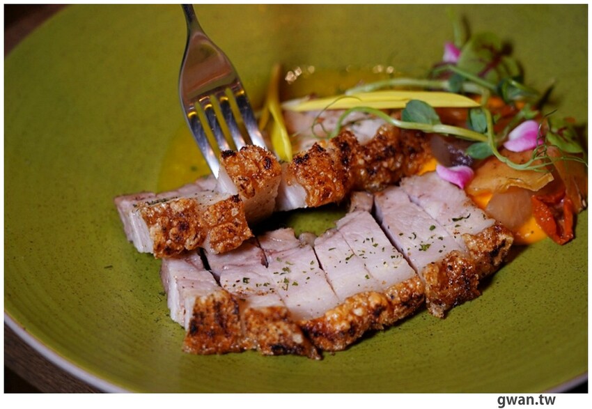 隱身商辦大樓的低調餐酒館，居然把羅氏秋水茶放進調酒裡！