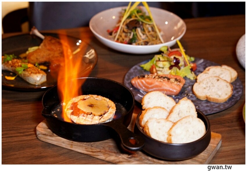 隱身商辦大樓的低調餐酒館，居然把羅氏秋水茶放進調酒裡！