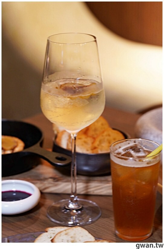 隱身商辦大樓的低調餐酒館，居然把羅氏秋水茶放進調酒裡！