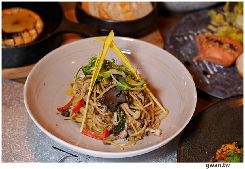 隱身商辦大樓的低調餐酒館，居然把羅氏秋水茶放進調酒裡！