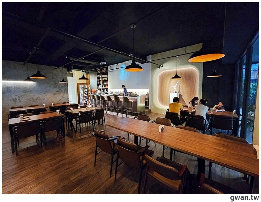 隱身商辦大樓的低調餐酒館，居然把羅氏秋水茶放進調酒裡！