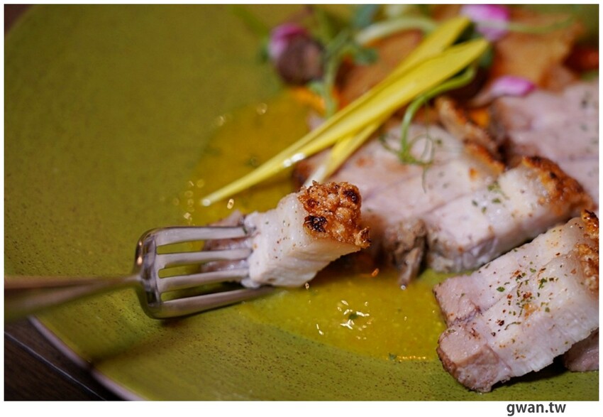 隱身商辦大樓的低調餐酒館，居然把羅氏秋水茶放進調酒裡！