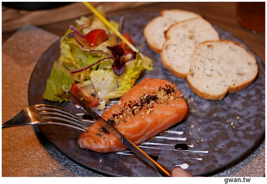 隱身商辦大樓的低調餐酒館，居然把羅氏秋水茶放進調酒裡！