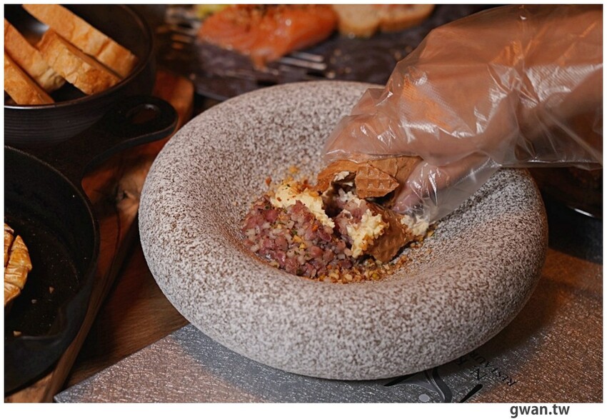 隱身商辦大樓的低調餐酒館，居然把羅氏秋水茶放進調酒裡！