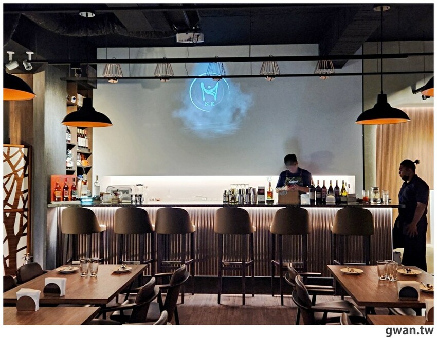 隱身商辦大樓的低調餐酒館，居然把羅氏秋水茶放進調酒裡！