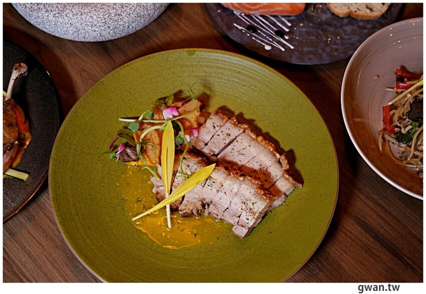 隱身商辦大樓的低調餐酒館，居然把羅氏秋水茶放進調酒裡！