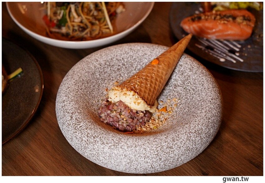 隱身商辦大樓的低調餐酒館，居然把羅氏秋水茶放進調酒裡！