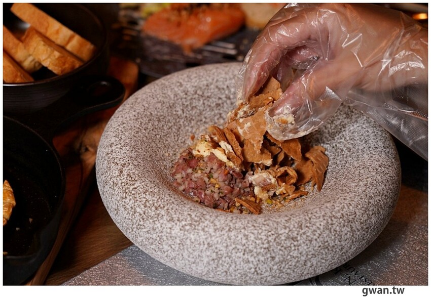 隱身商辦大樓的低調餐酒館，居然把羅氏秋水茶放進調酒裡！