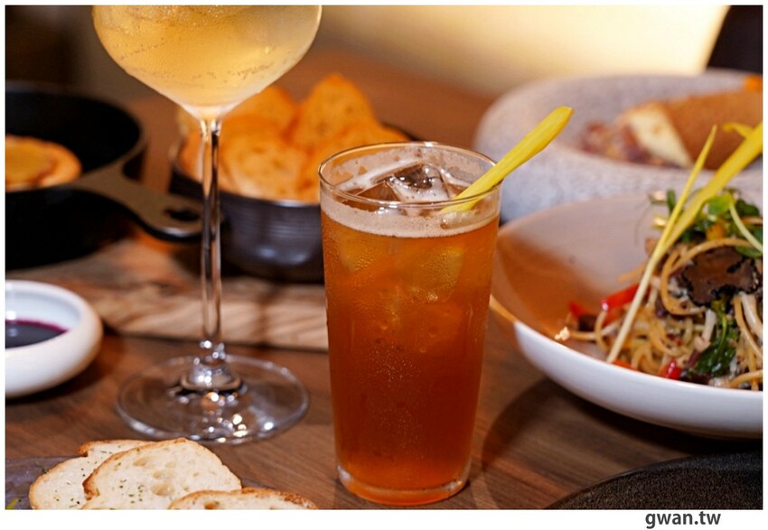 隱身商辦大樓的低調餐酒館，居然把羅氏秋水茶放進調酒裡！