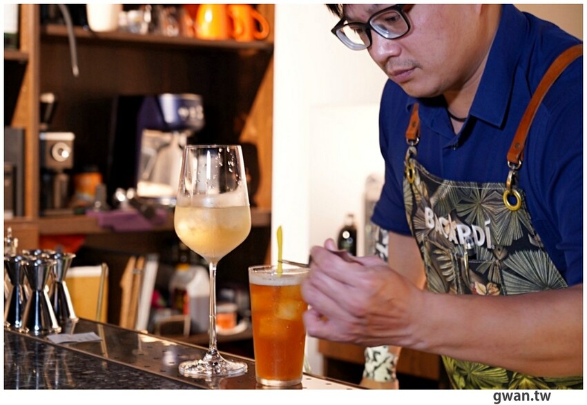 隱身商辦大樓的低調餐酒館，居然把羅氏秋水茶放進調酒裡！